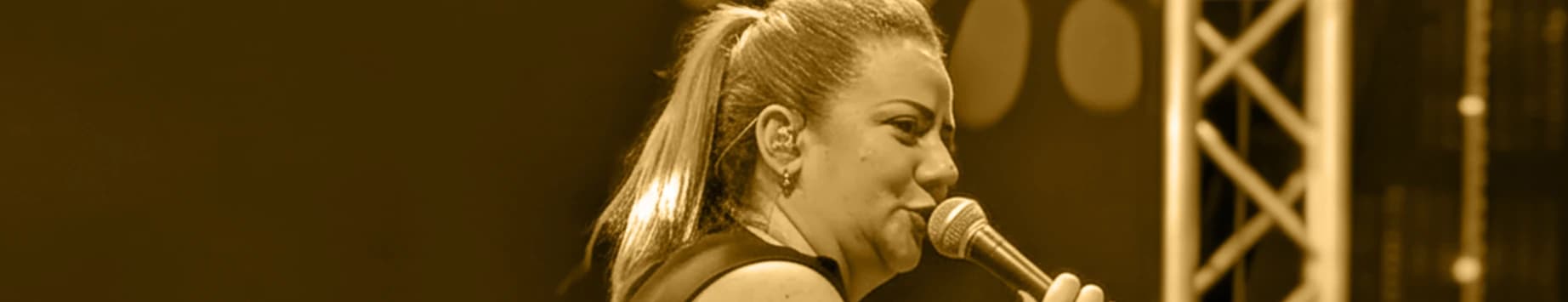Betriks Medina, voz y coros, en tarima con Maracaibo 15