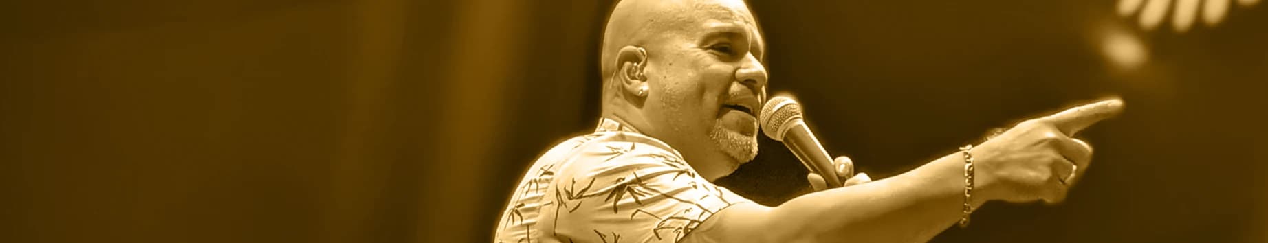 Carlos Torres, voz y coros, en tarima con Maracaibo 15