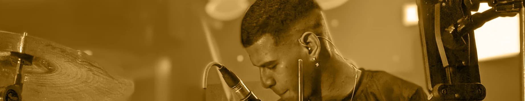 Derwin Barazarte, baterista y timbalero, en tarima con Maracaibo 15