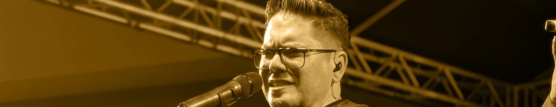 Endry Arrieta, voz y coros, en tarima con Maracaibo 15