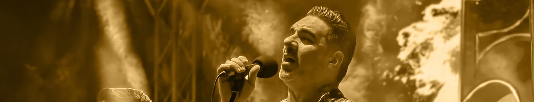 Ernesto Medina, voz y coros, en tarima con Maracaibo 15