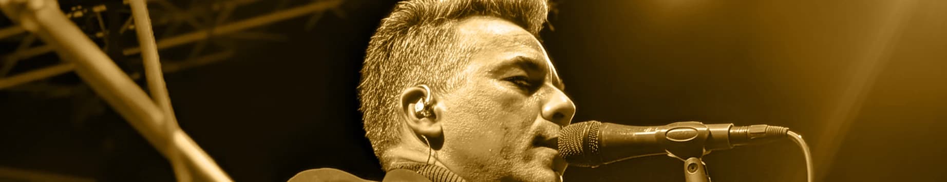 Fernando Pérez, voz y coros, en tarima con Maracaibo 15