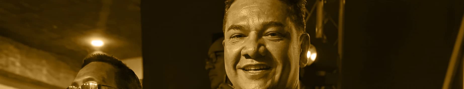 Hommy Vázquez, tamborero, en tarima con Maracaibo 15