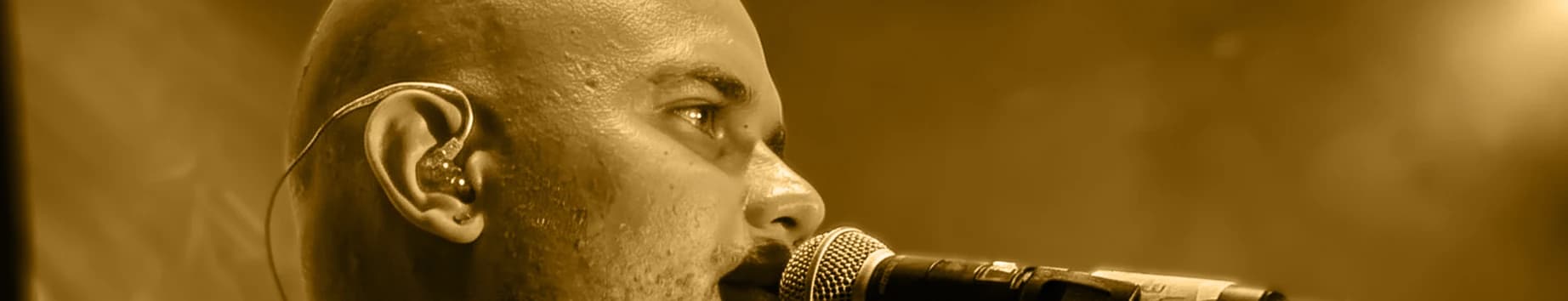 Iván Fernández, voz, coros y cuatro, en tarima con Maracaibo 15