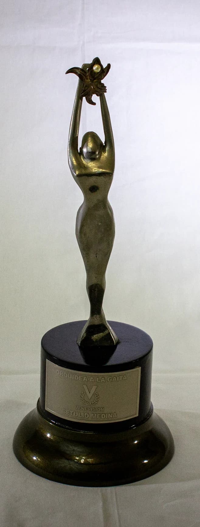 Trofeo Orquídea a la Gaita otorgado por Venevisión a Betulio Medina.