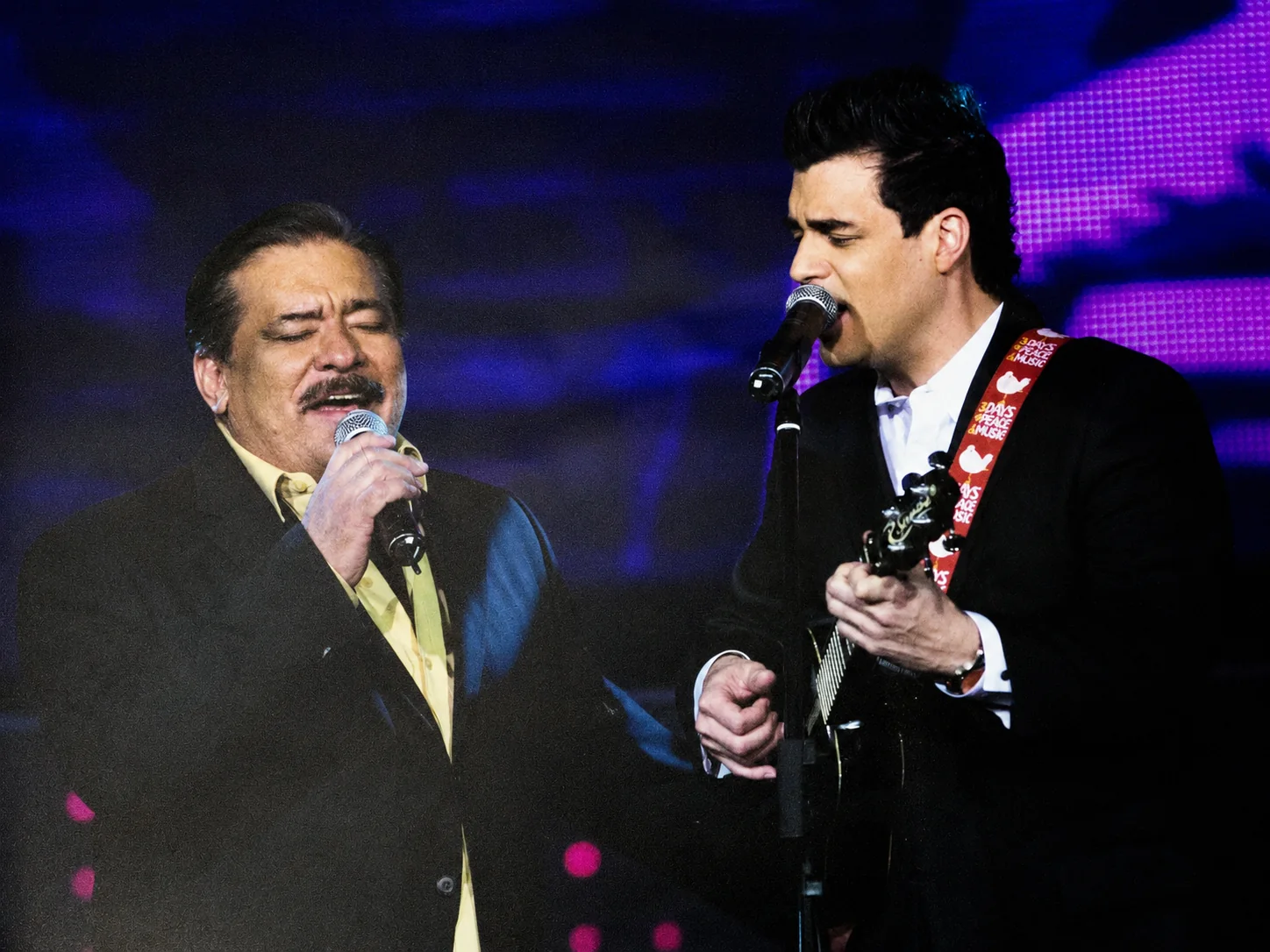 Fotografía histórica de Betulio Medina cantando junto a Rafael Pollo Brito en el programa Sábado Sensacional de Venevisión en 2008.