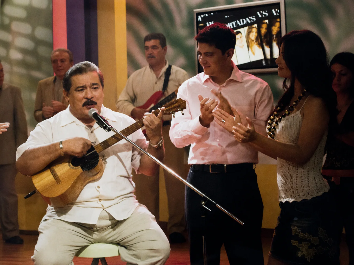 Fotografía de Betulio Medina cantando en el programa Portadas de Venevisión en 2008.