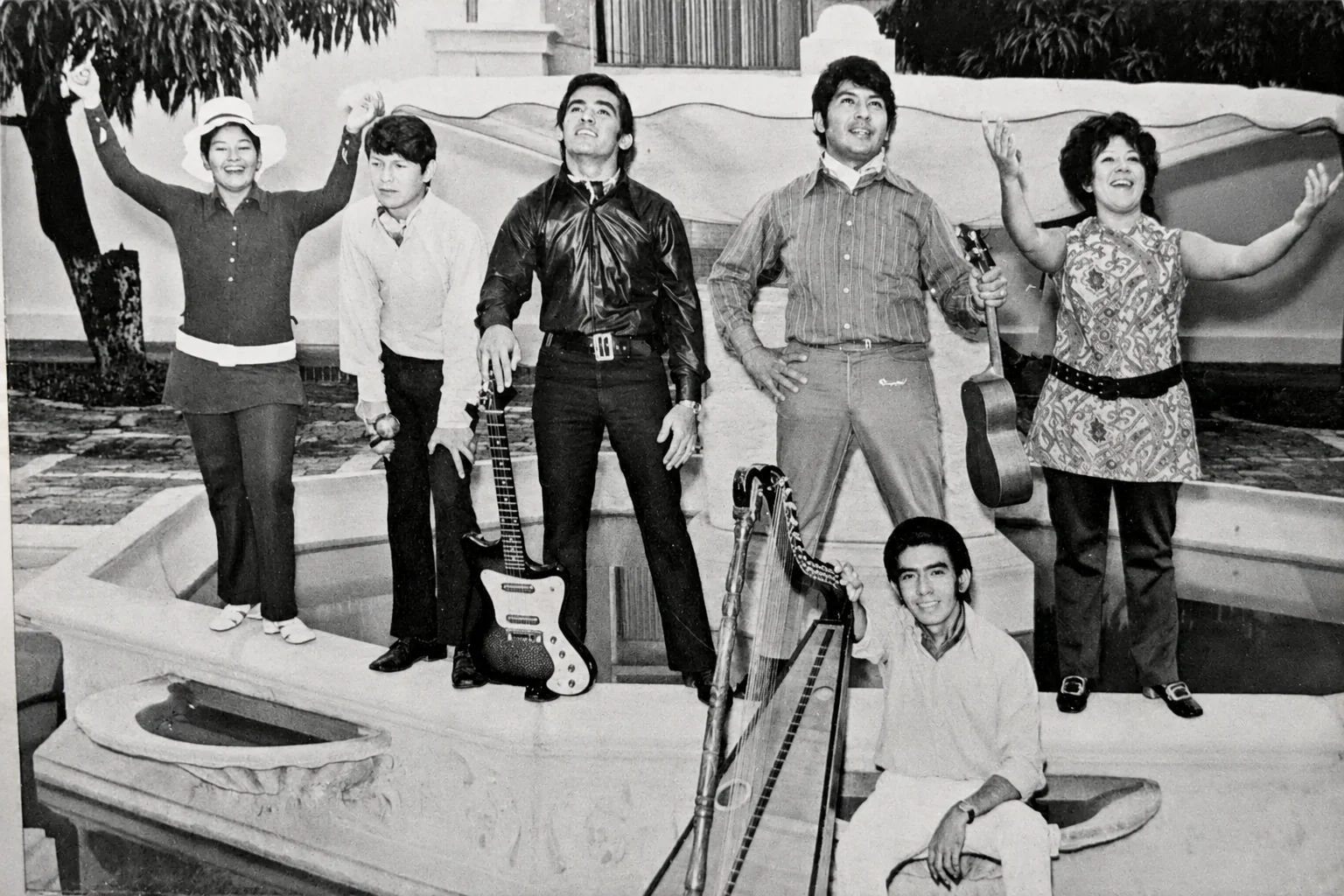 Fotografía histórica en blanco y negro de Betulio Medina con sus hermanos en la agrupación Alma Zuliana durante la década de 1960.