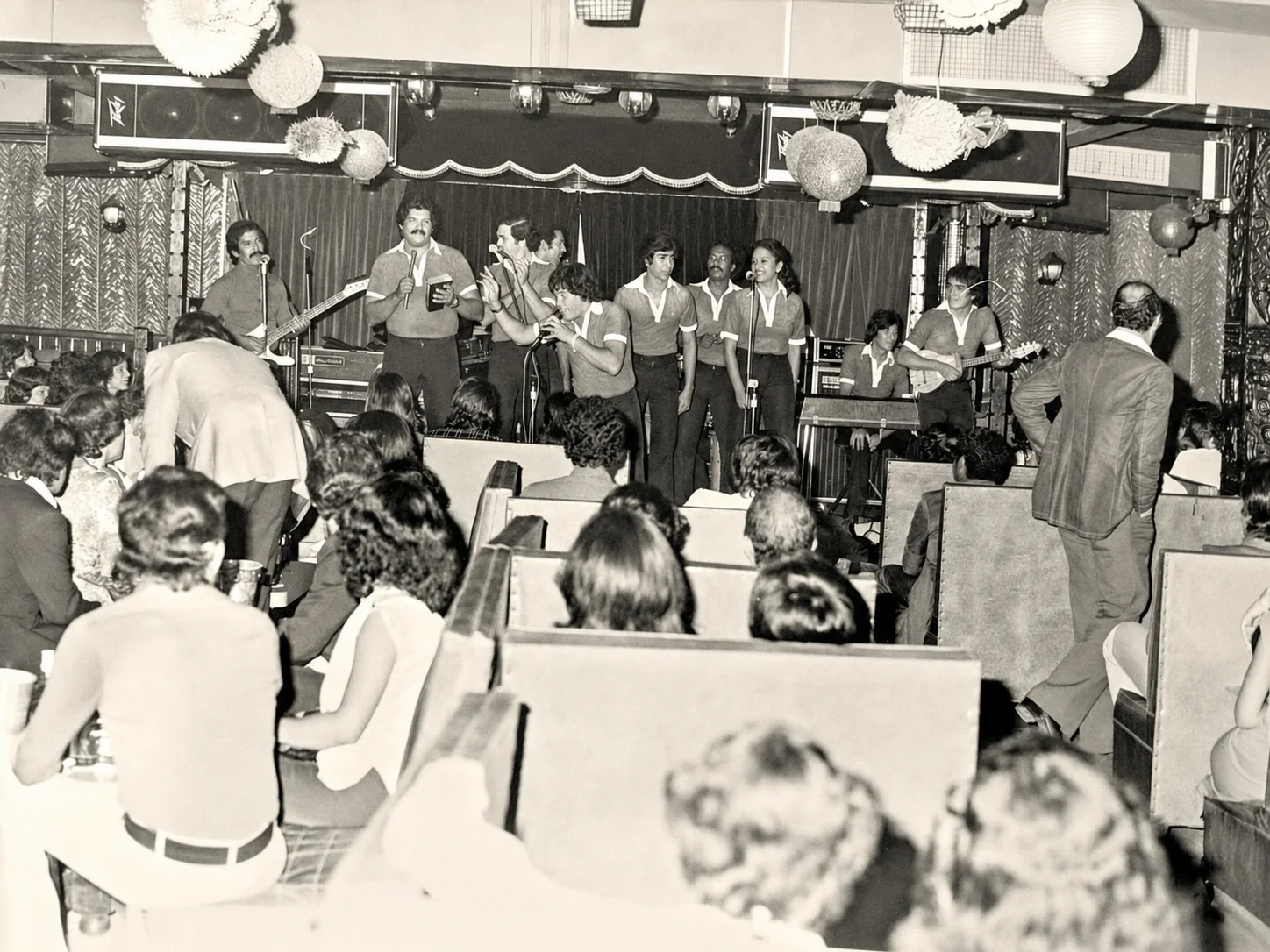 Fotografía histórica de una de las primeras presentaciones de Maracaibo 15 en un local nocturno de Caracas durante la década de 1970.
