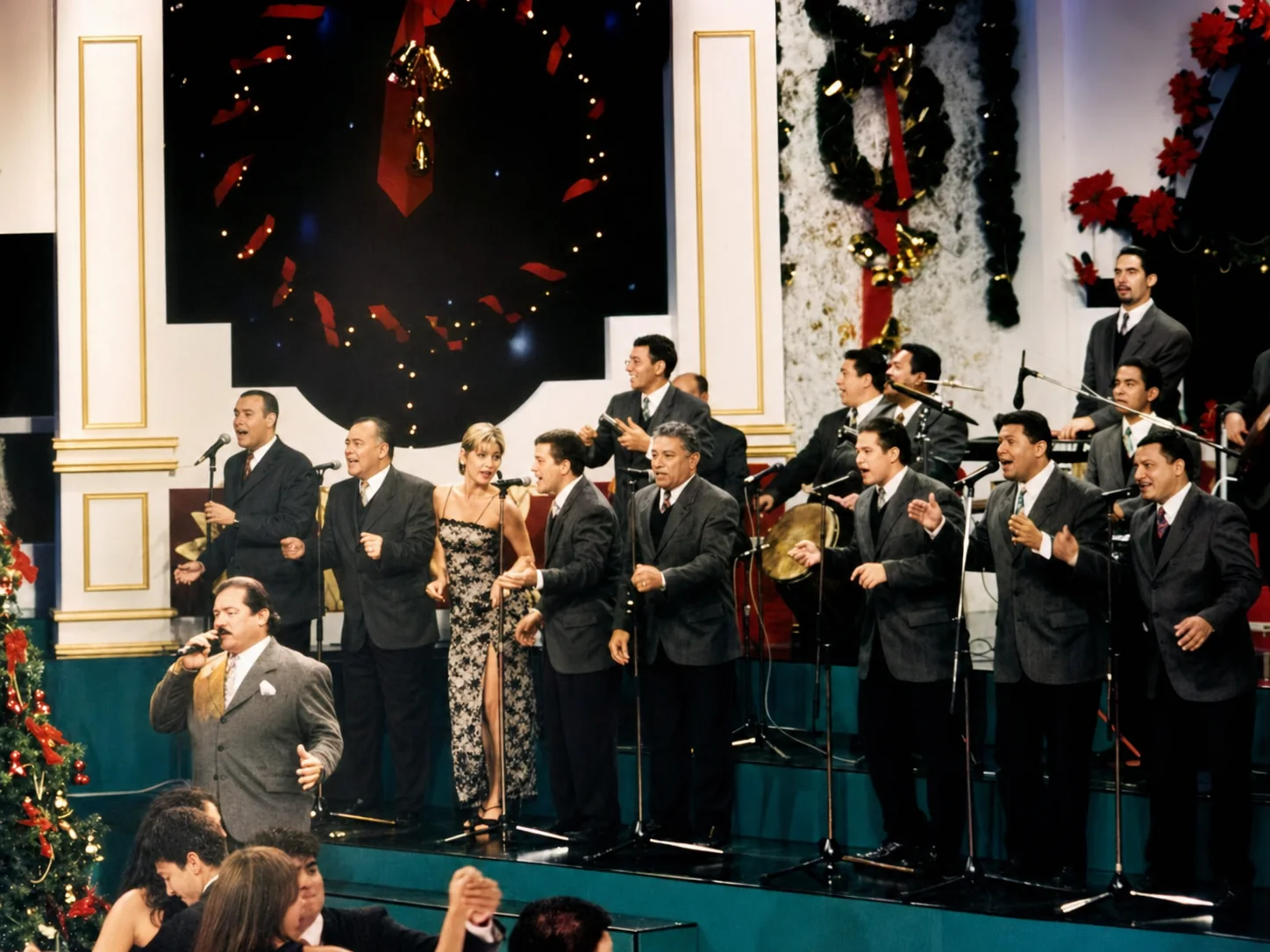 Fotografía de Maracaibo 15 participando en una emisión de fin de año de Sábado Sensacional por Venevisión en 1995.
