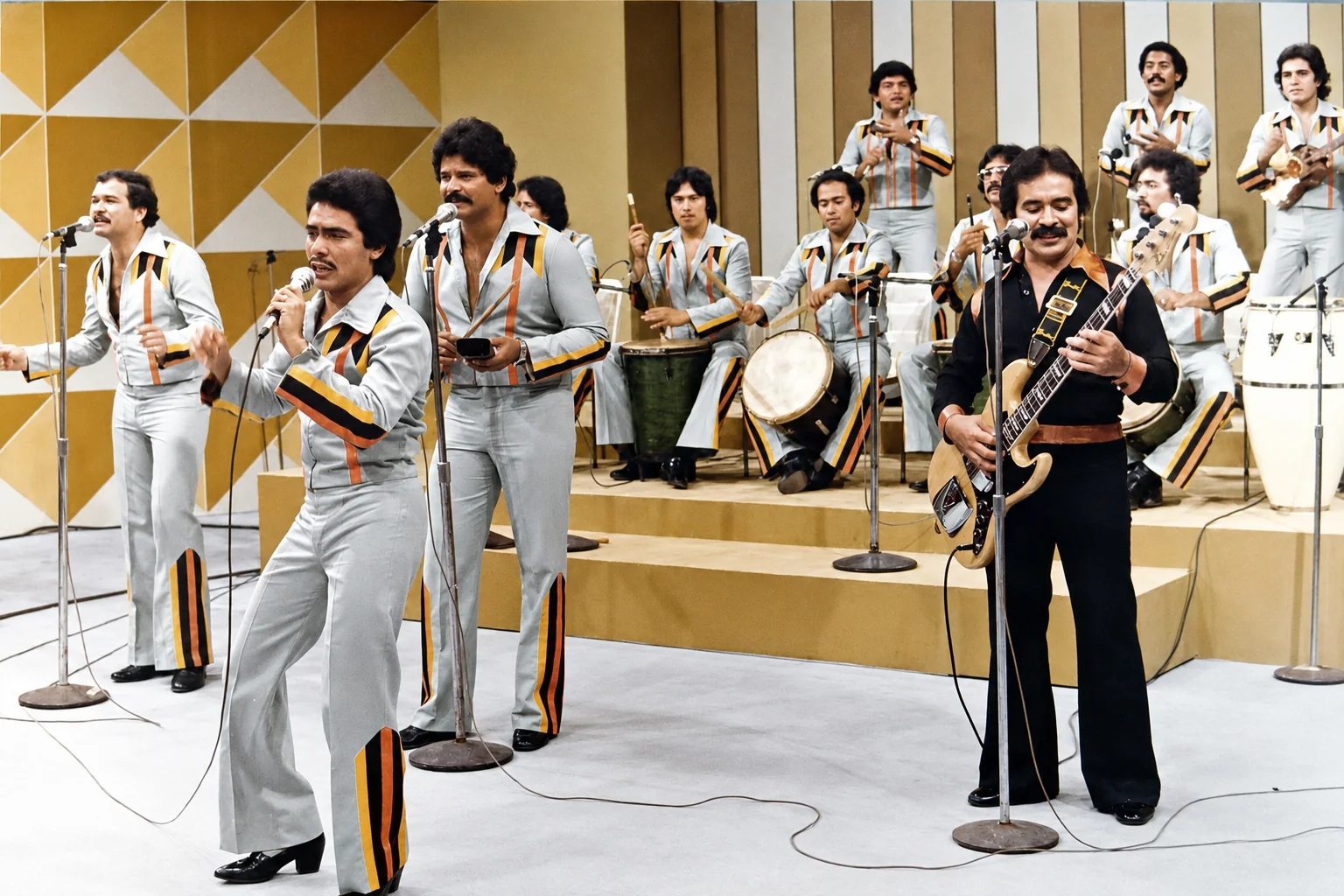 Fotografía alternativa del lanzamiento de nuevos temas de Maracaibo 15 en Sábado Sensacional por Venevisión en 1976.